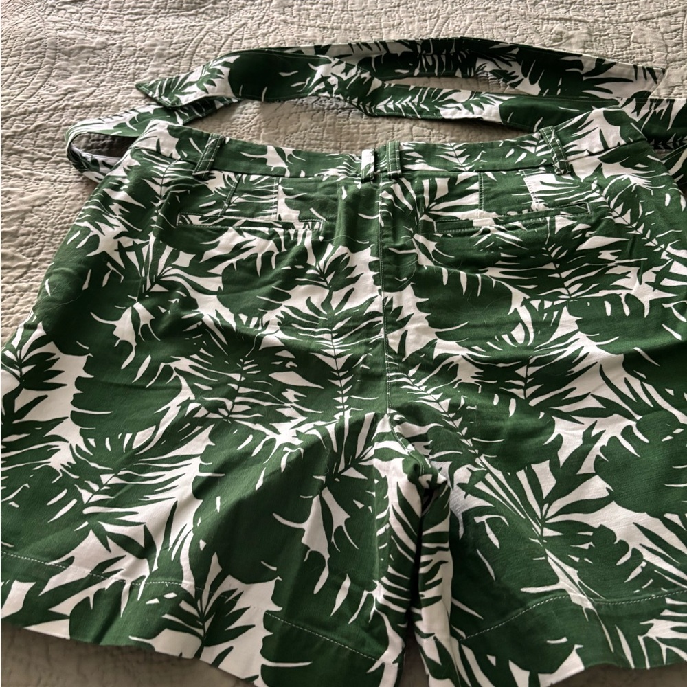 Green Leaf Print Women's Shorts - Picture 6 of 7